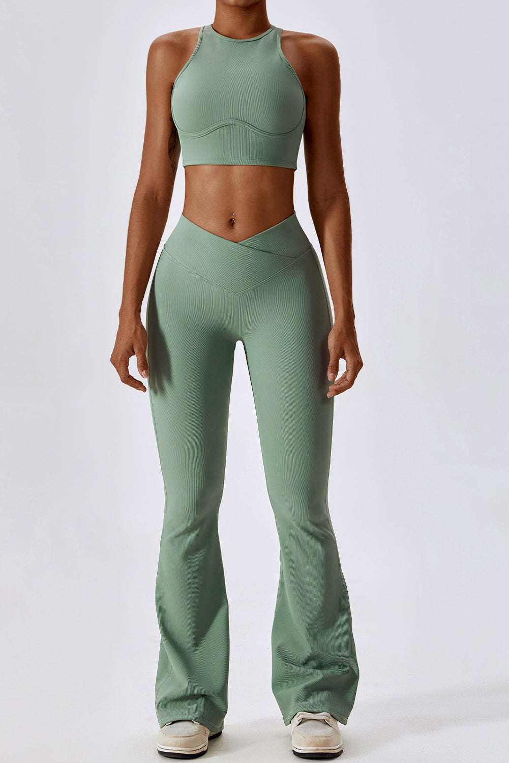 Ensemble d'entraînement avec soutien-gorge push-up actif et pantalon évasé arqué vert herbe