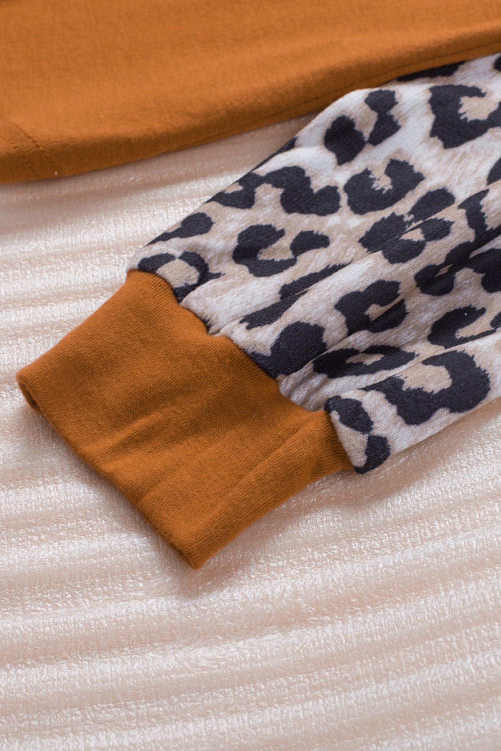 Top a maniche lunghe patchwork con paillettes leopardate marroni