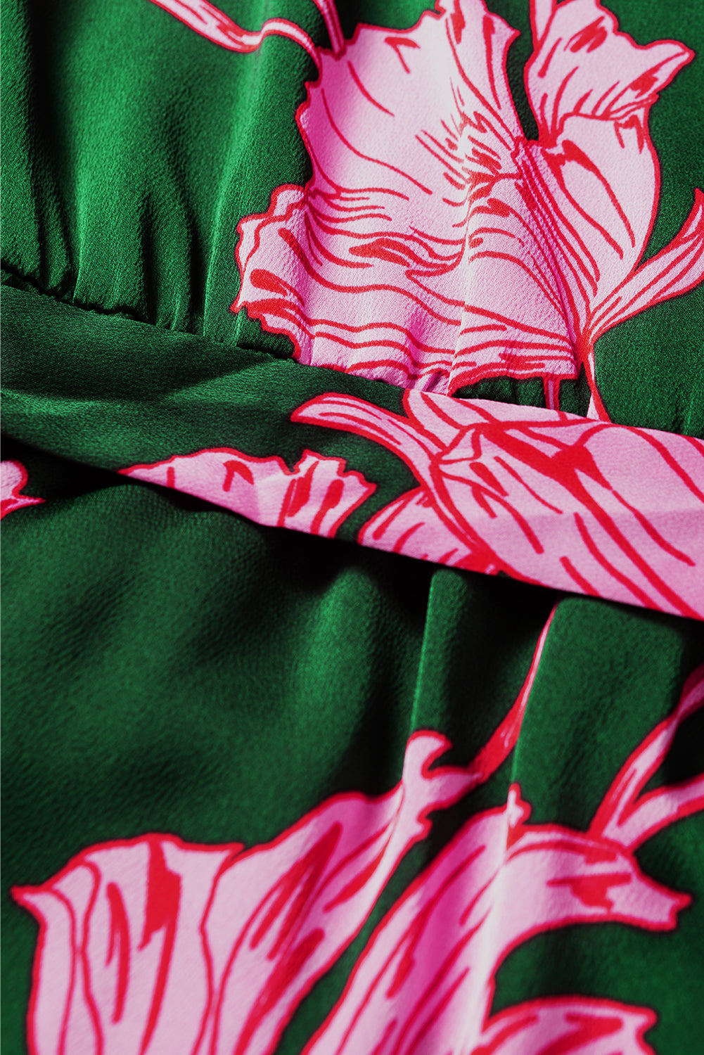 Zelena cvetlična obleka z naborki in zapestnicami v veliki velikosti