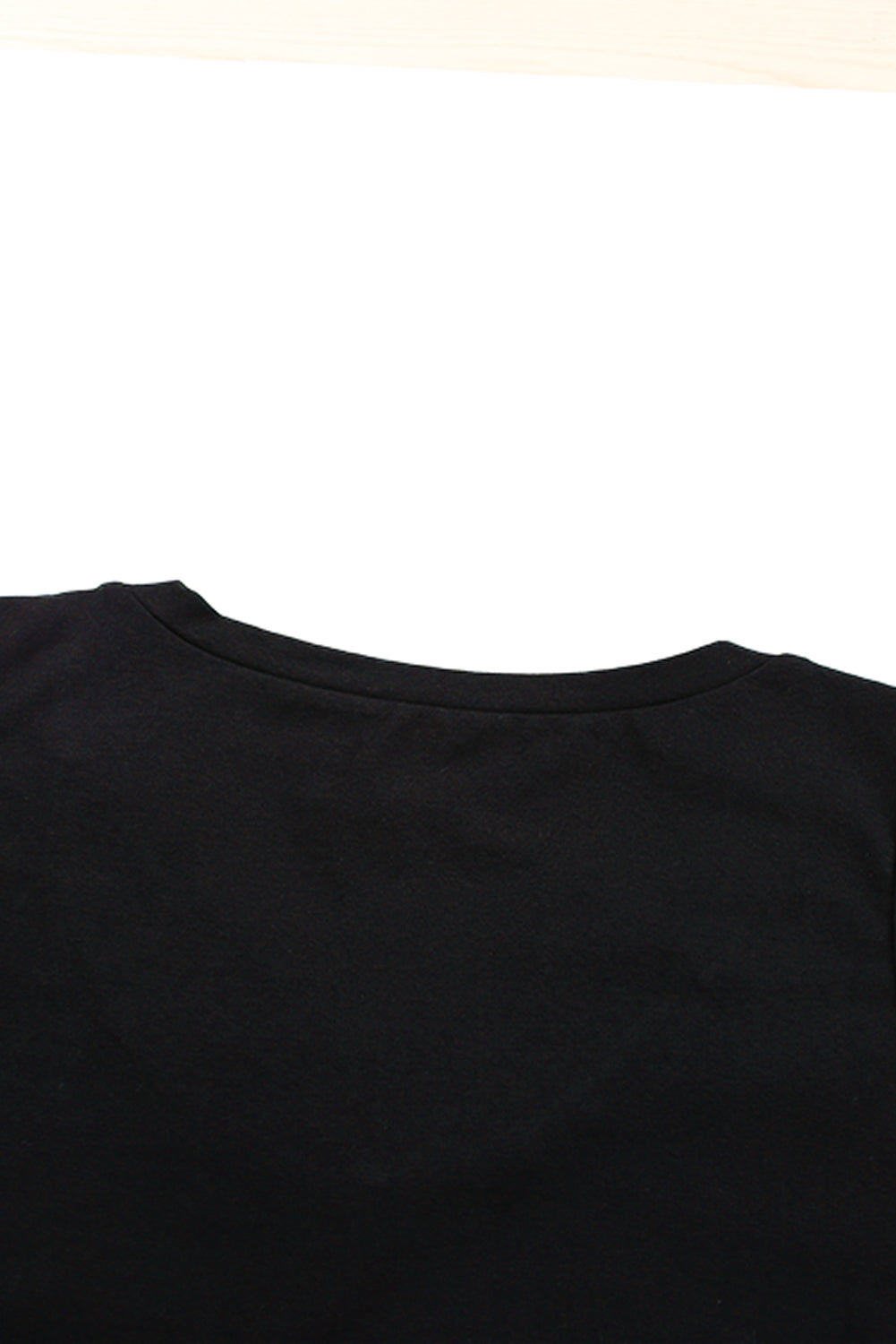 Črna majica brez rokavov z izdolbenim ovratnikom