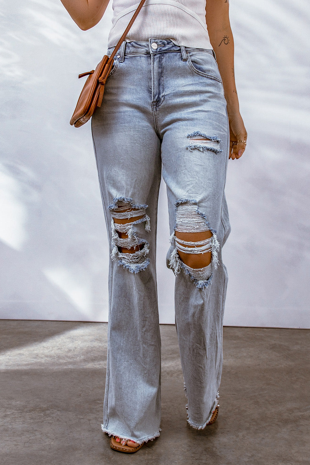 Jeans effetto consumato con gamba larga e orlo grezzo, lavaggio acido azzurro cielo