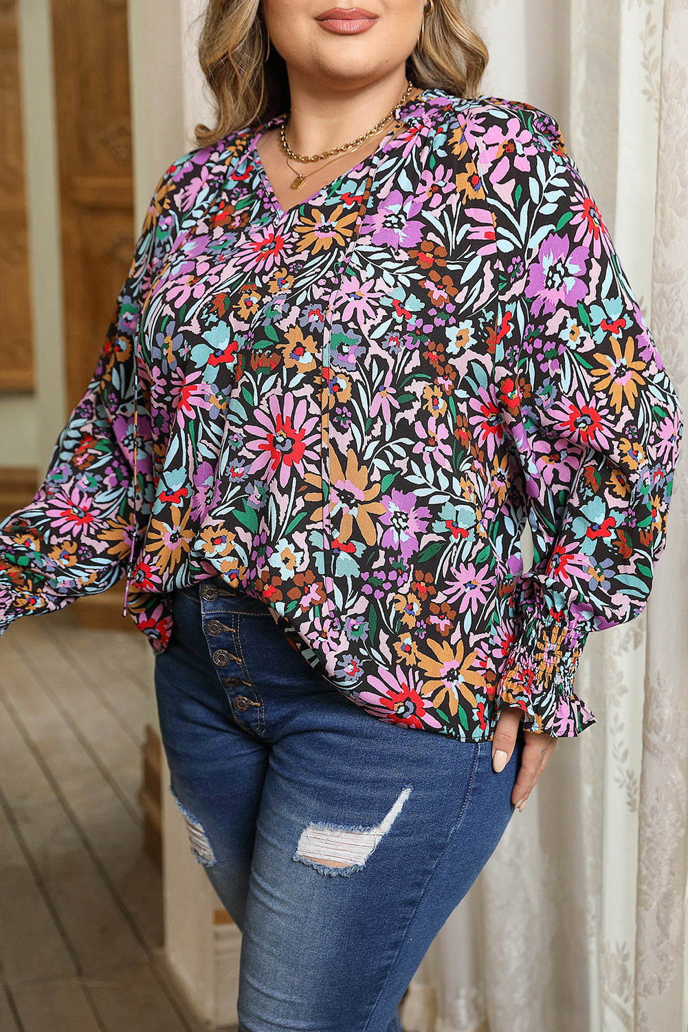 Višebojna bluza s V-izrezom i cvjetnim dimljenim manžetama veće veličine