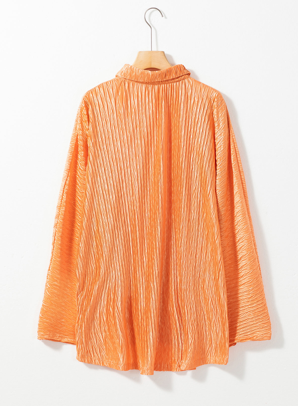 Grapefruitorangefarbenes, gekräuseltes Hemd mit weiten Ärmeln und Knöpfen