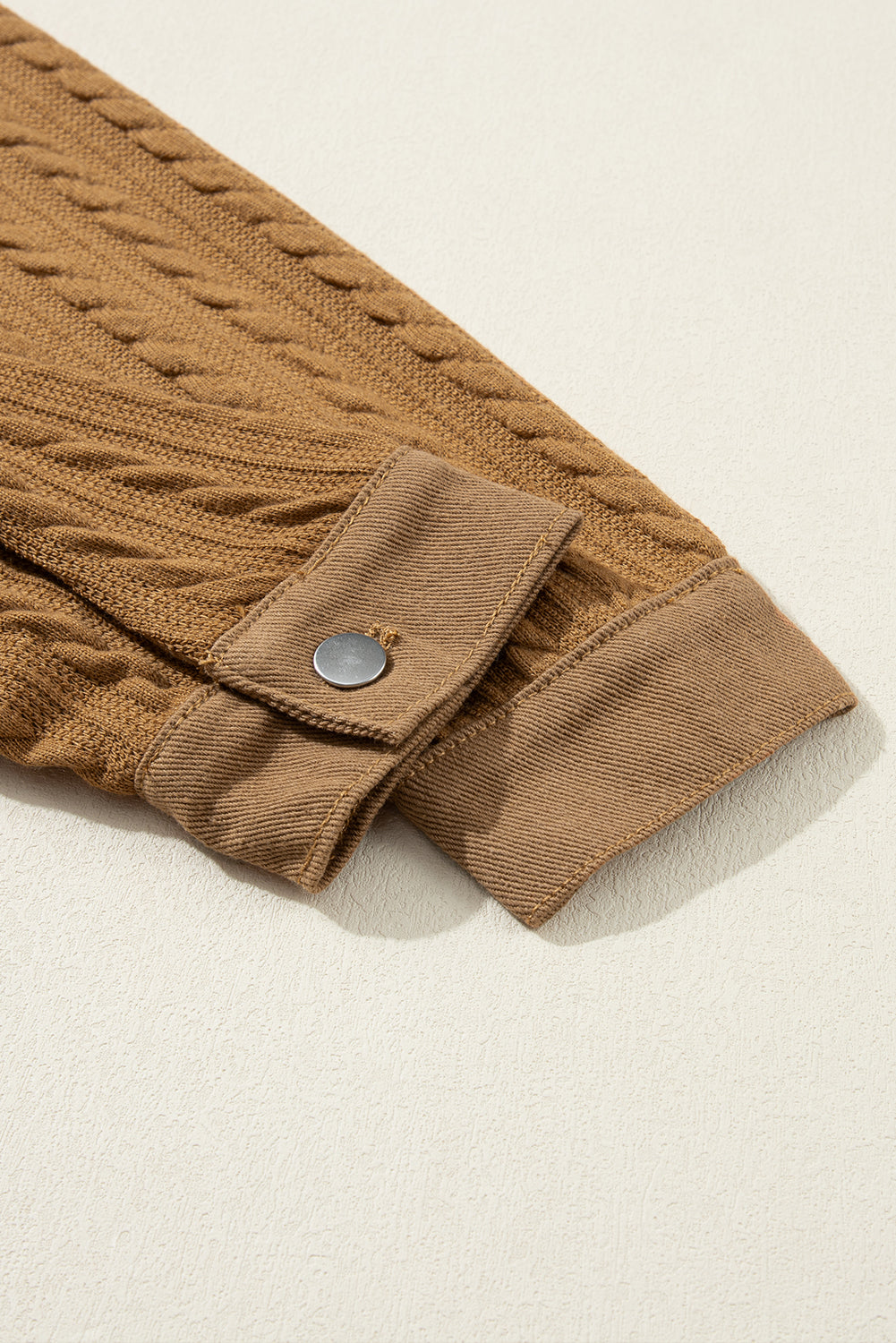 Veste en jean texturée à manches en tricot et patchwork à ourlet brut