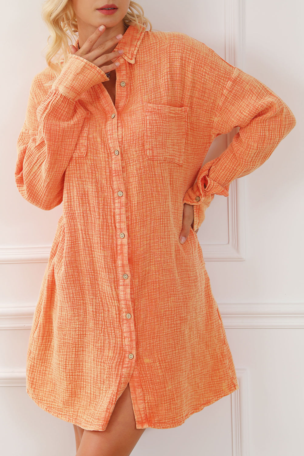 Oranžna nagubana srajčna obleka z dvojnim prsnim žepom