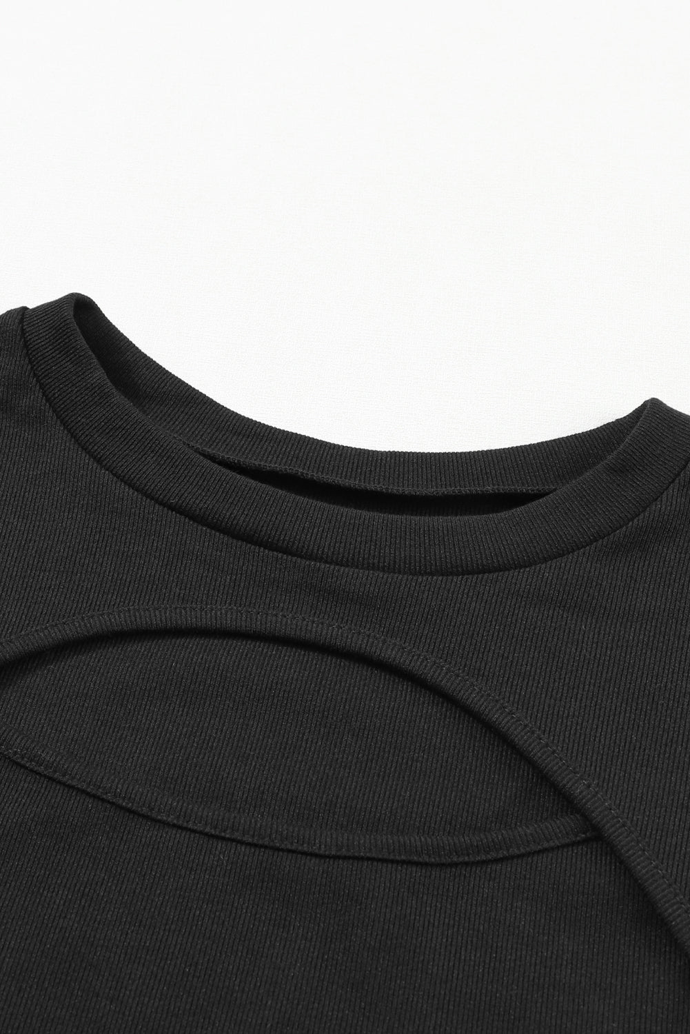 Črna rebrasta majica z dolgimi rokavi Peekaboo z izrezom