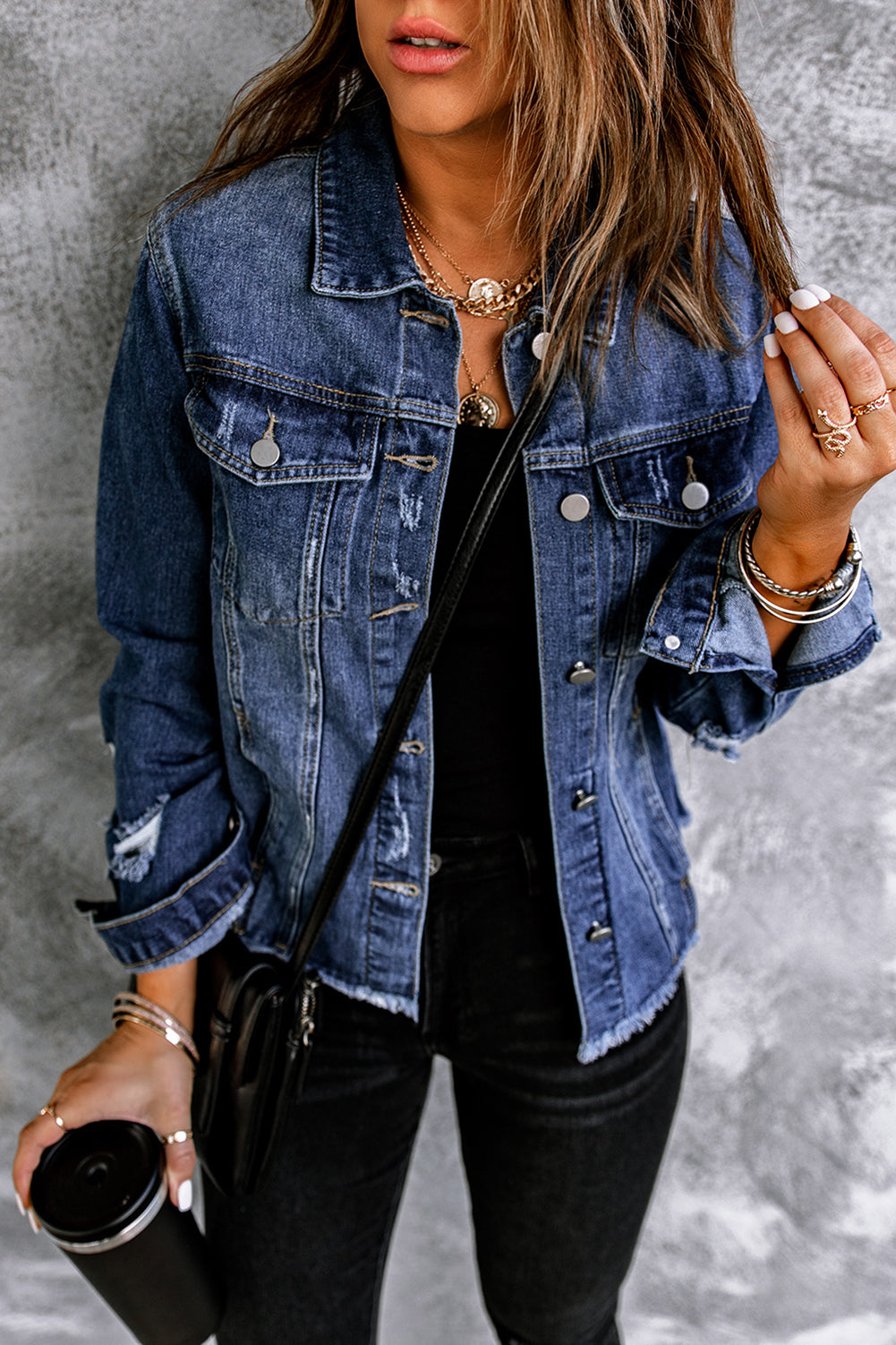 Himmelblaue Jeansjacke mit Distressed-Revers und unversäubertem Saum und Knöpfen