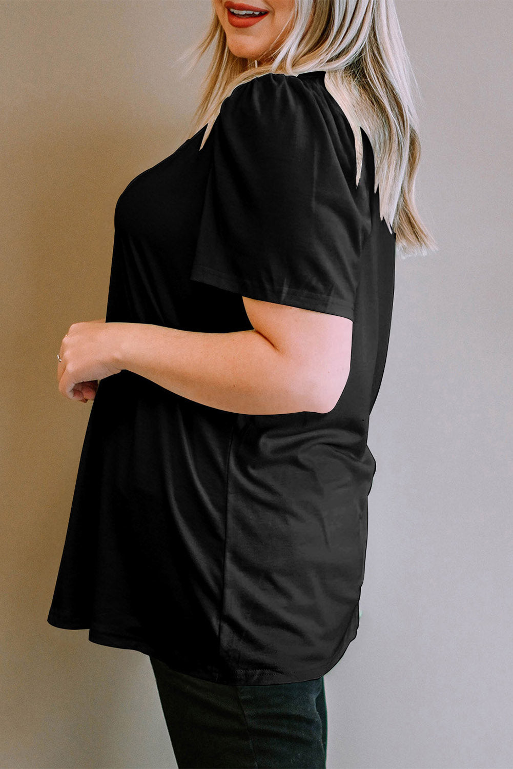 Schwarzes Plus-Size-Kurzarmoberteil mit quadratischem Ausschnitt und gerüschter Schulter
