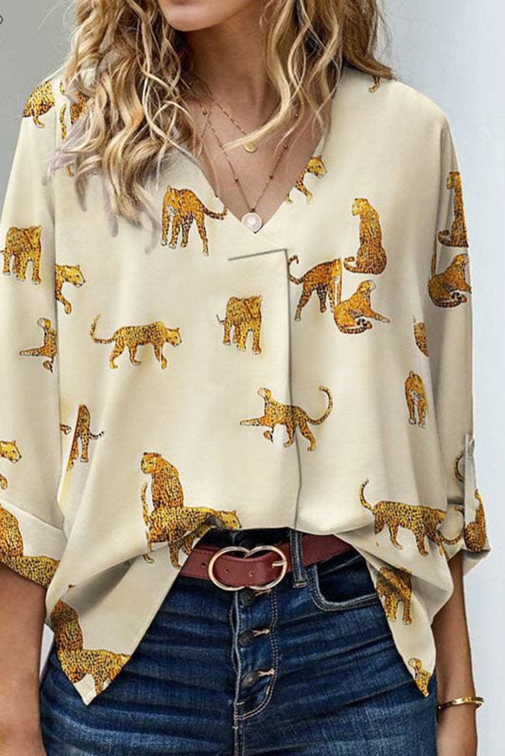 Aprikosenbedruckte Bluse mit Leopardenmuster, Tab-Ärmel, lockere Passform und V-Ausschnitt