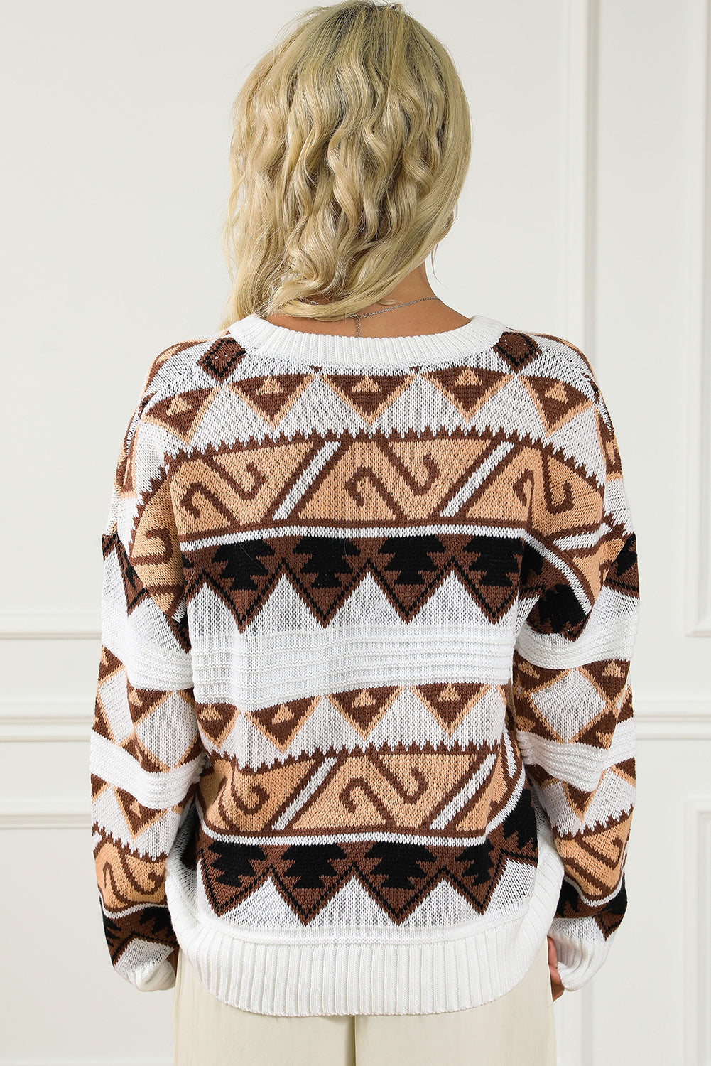 Višebojni pulover s okruglim izrezom i spuštenim ramenima s geometrijskim printom