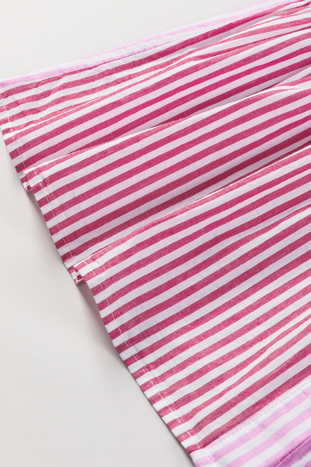 Rosa gestreiftes Patchwork-Hemd mit geknöpftem Rüschensaum