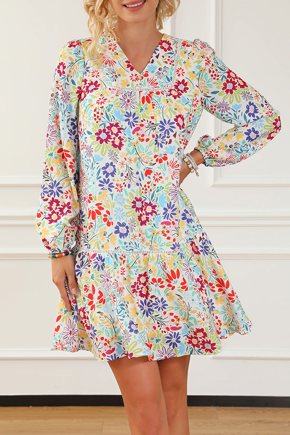 Višebojna mini haljina s cvjetnim čipkama i V izrezom