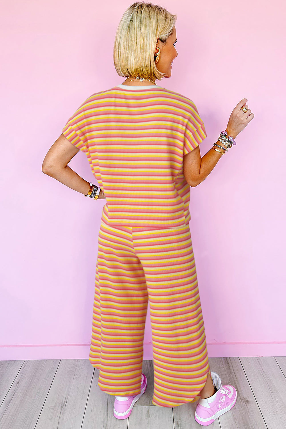 Set di pantaloni a gamba larga con stringhe con nappe a righe gialle e arcobaleno