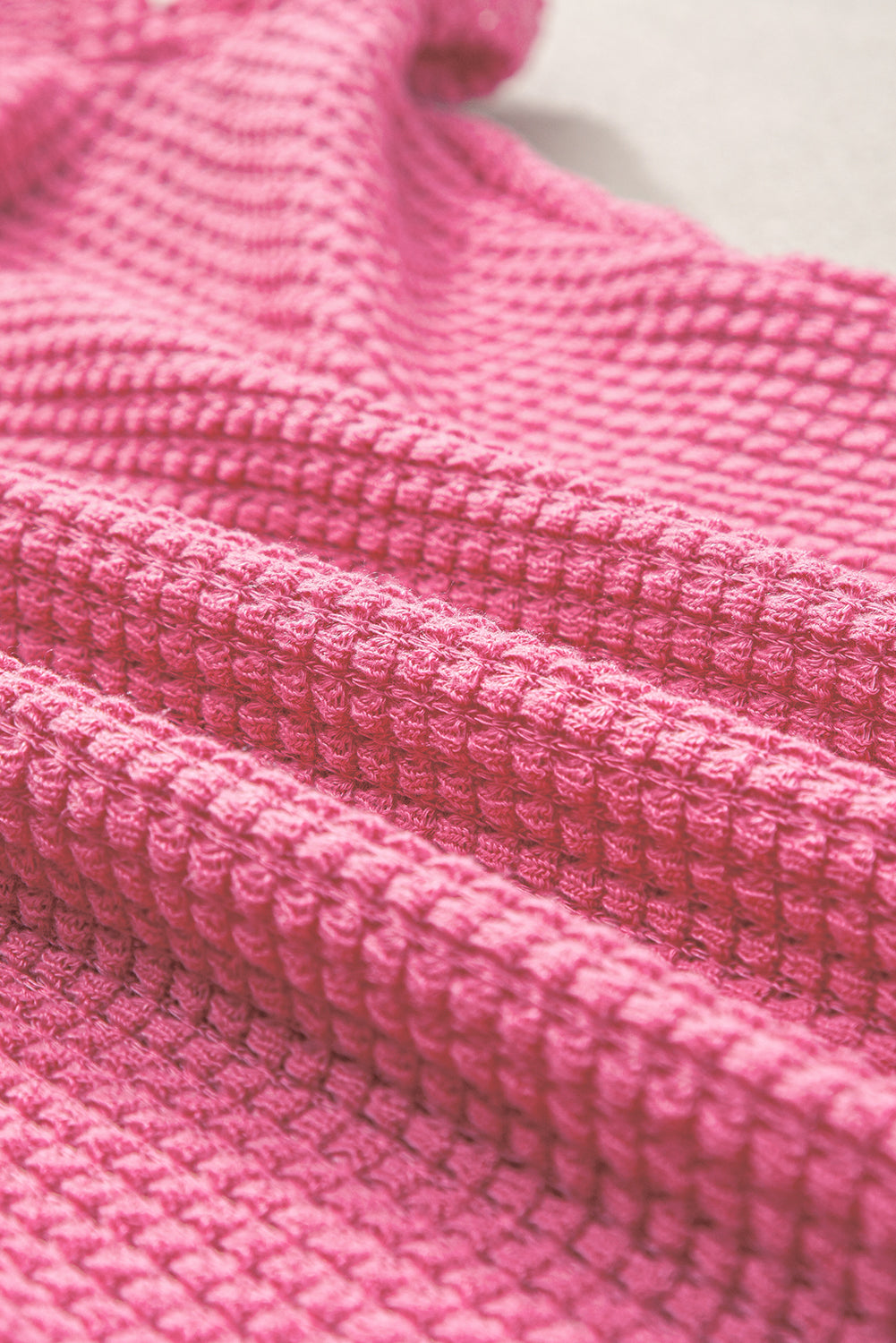 Leuchtend rosa Waffelstrick-Oberteil mit gerüschten Puffärmeln