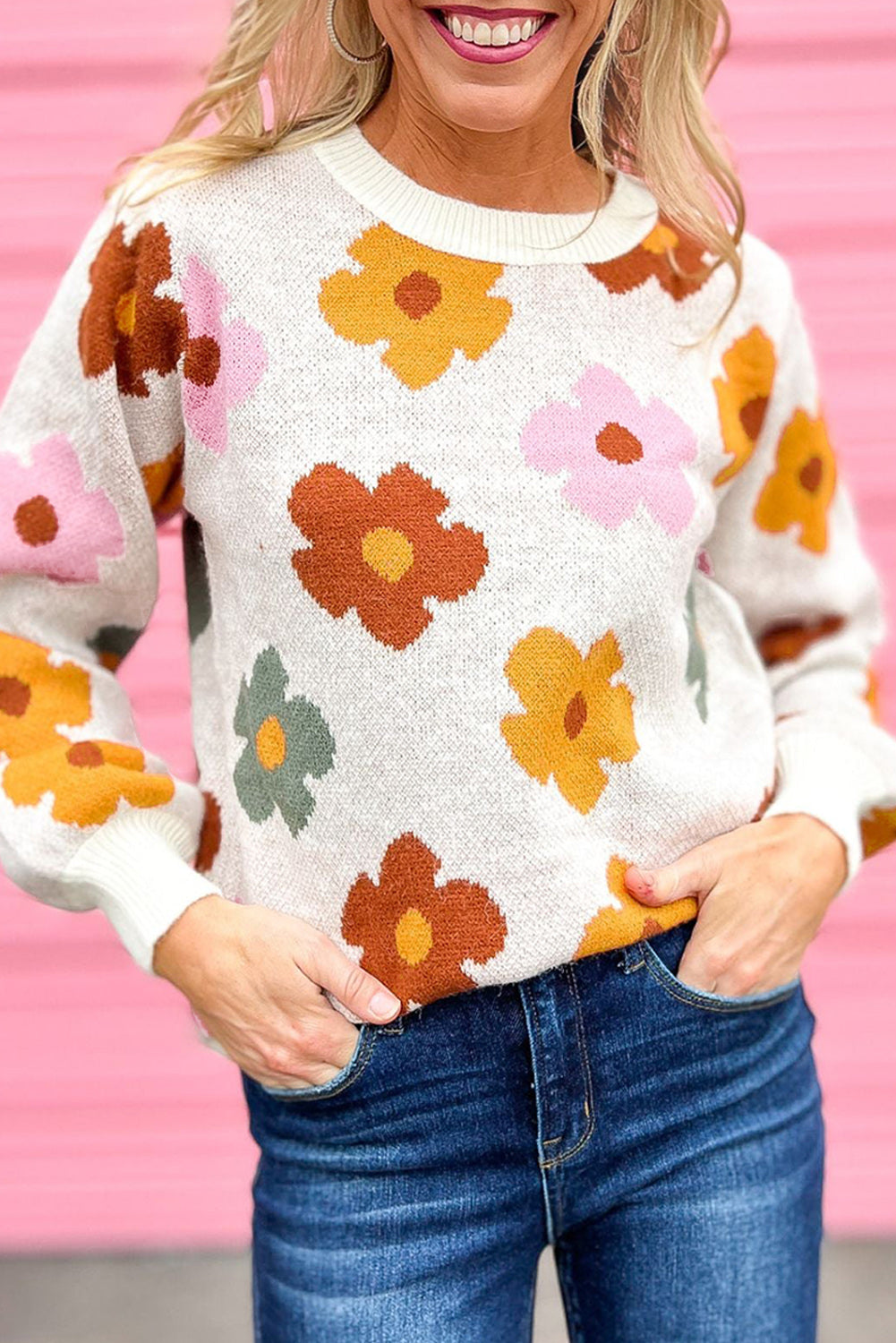 Pleteni pulover s rebrastim rubom ružičastog slatkog cvijeta
