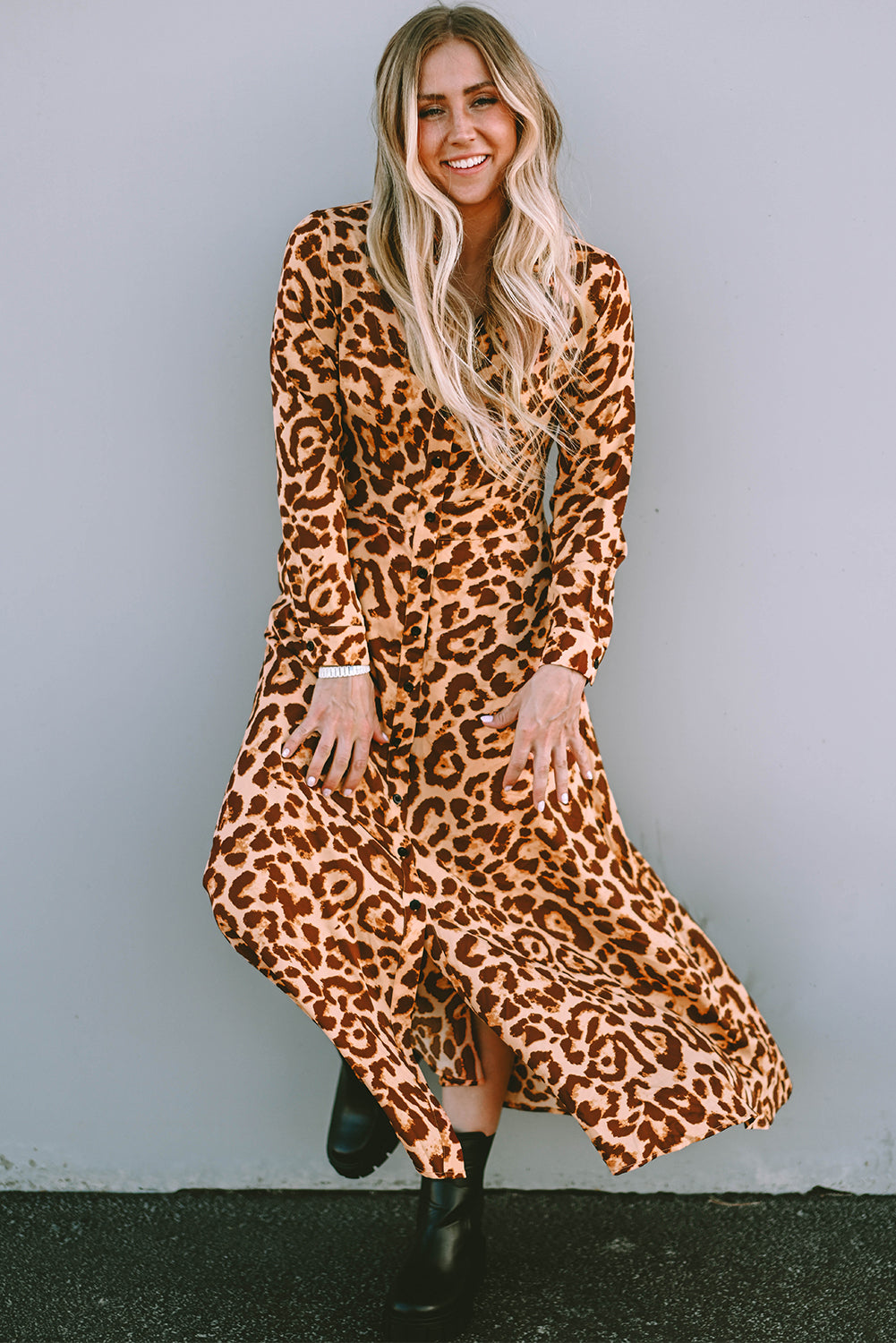 Maxi haljina dugih rukava s kopčanjem u obliku leoparda