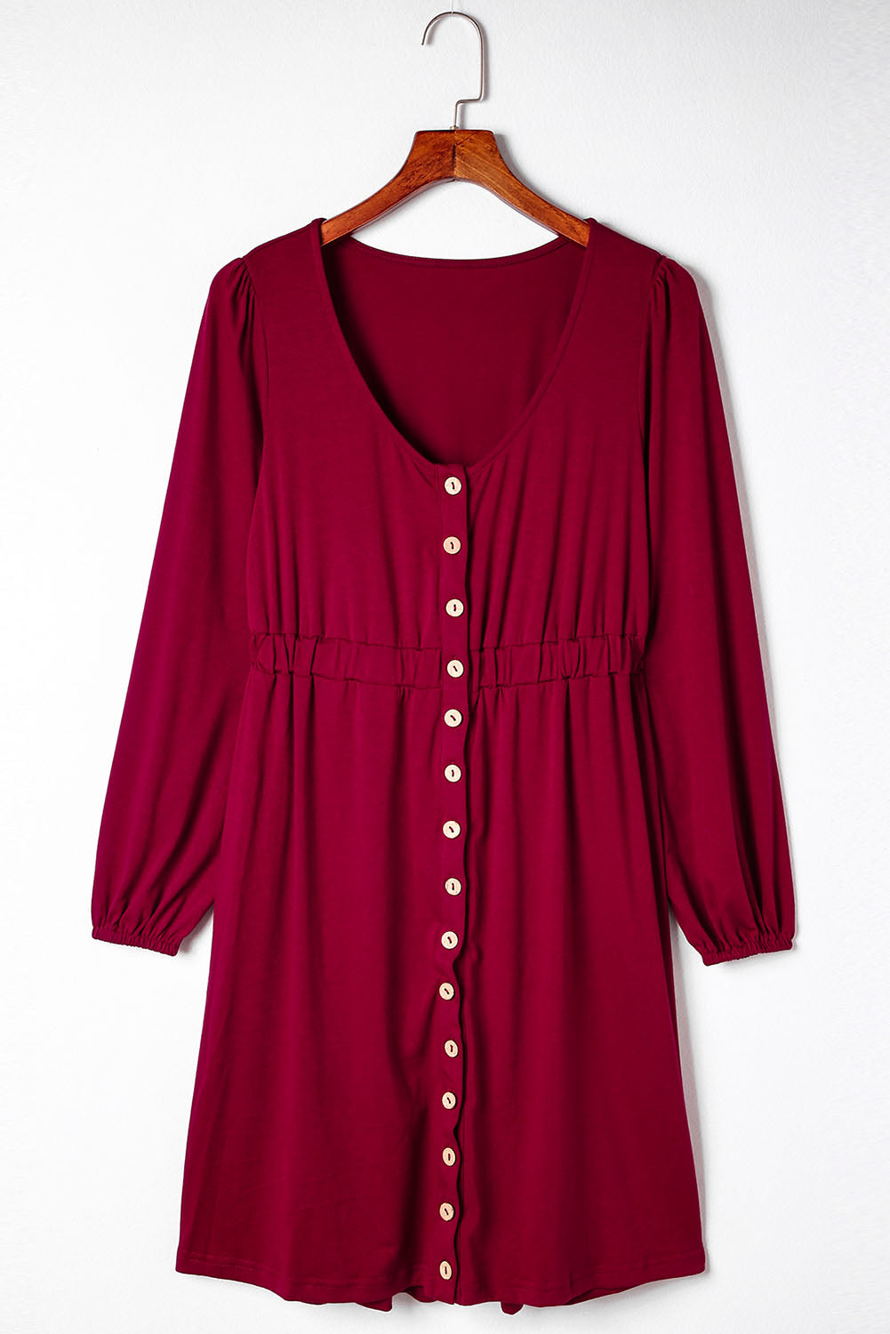 Feuriges, rotes, langärmliges Kleid mit Knöpfen und hoher Taille