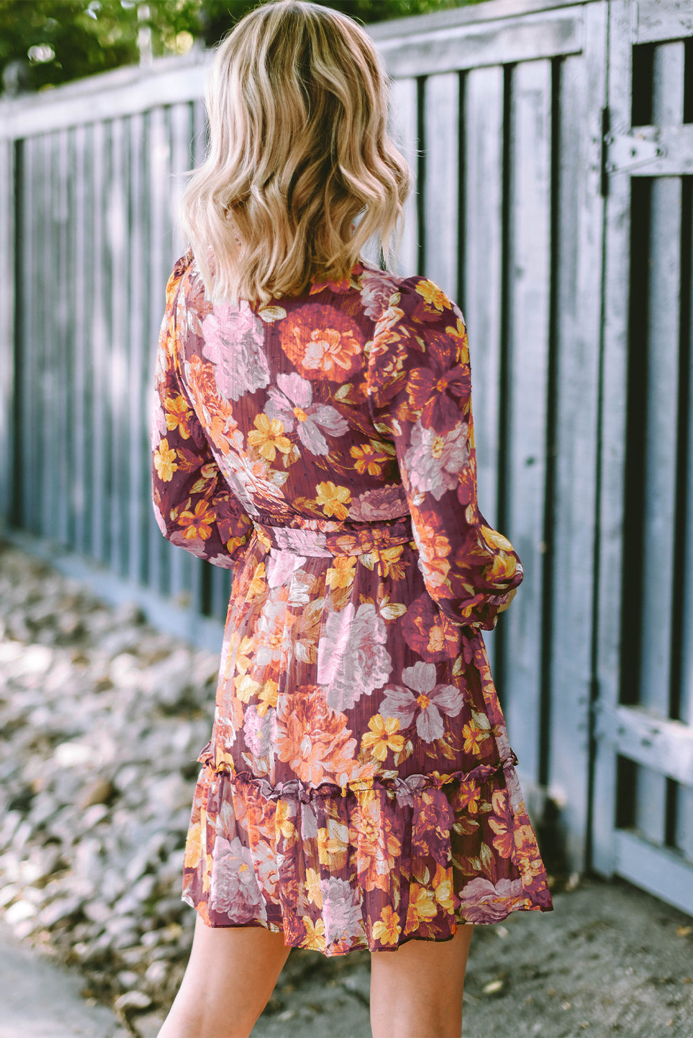 Raznobojna cvjetna haljina s visokim ovratnikom i visokim strukom