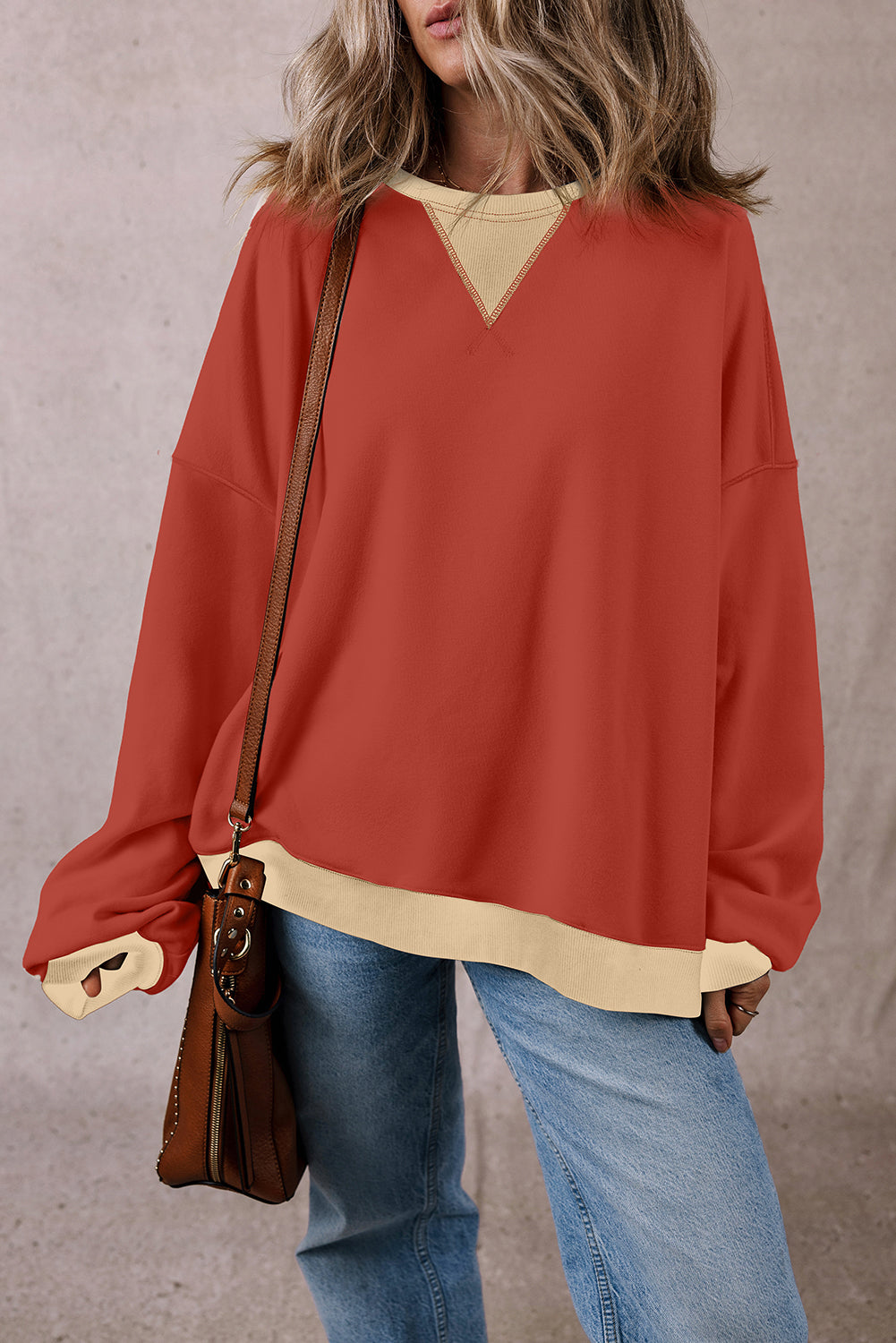 Felpa oversize con spalle cadenti e toppa color block in argilla rossa