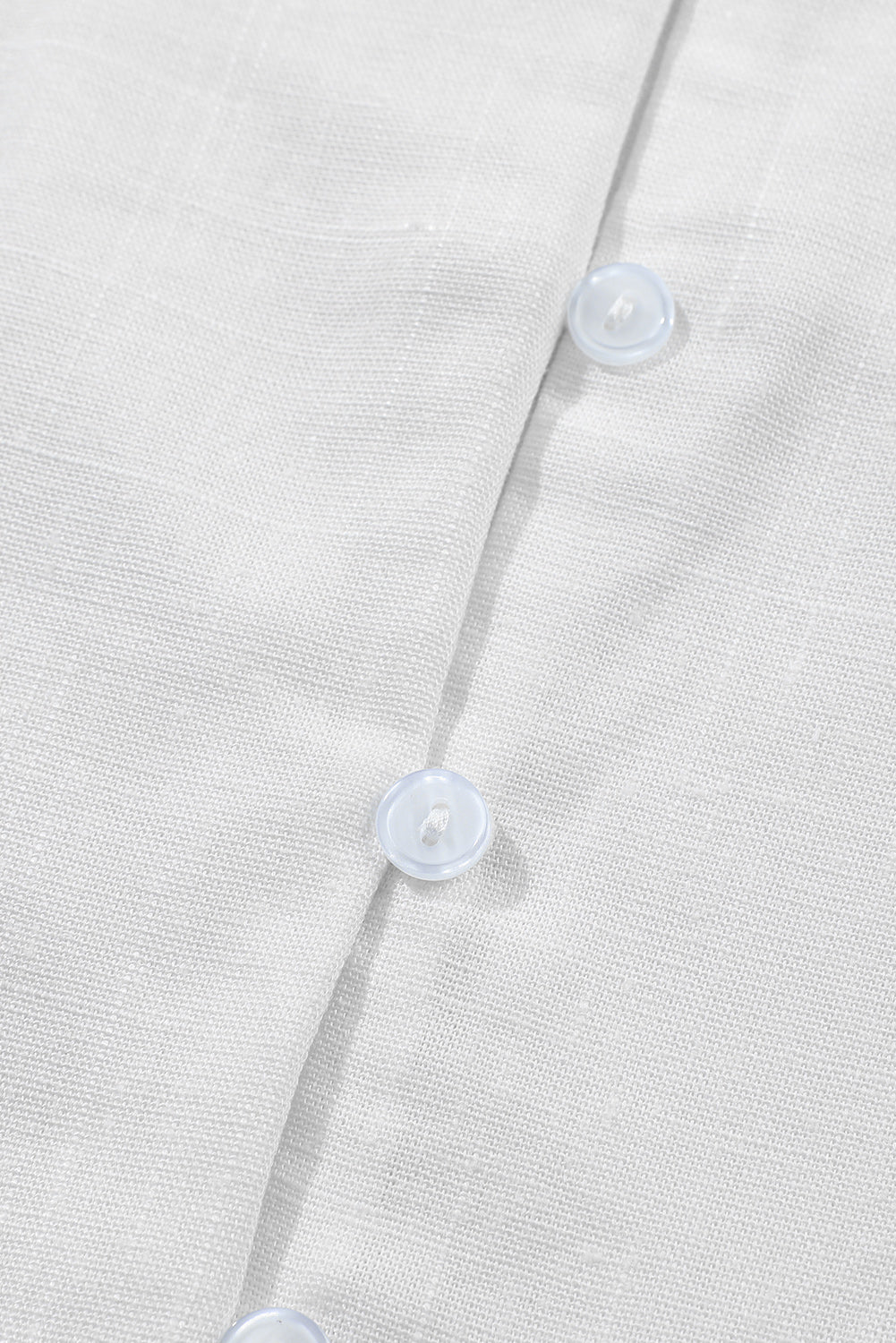 Chemise blanche à manches cloche et pompons boutonnés à col en V
