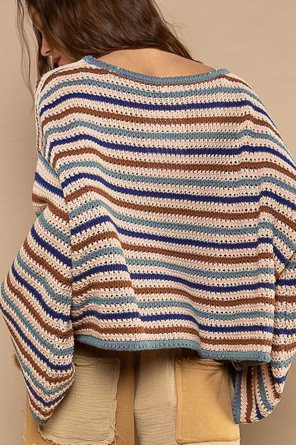 Ohlapen pulover s sivim črtastim vzorcem in spuščenimi rameni