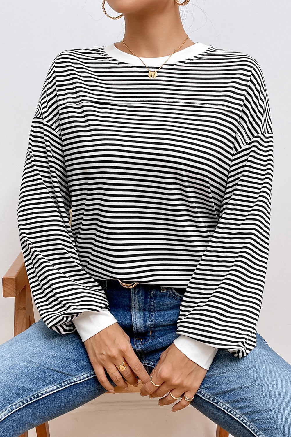 Ohlapen pulover s črtastim potiskom in spuščenimi rameni