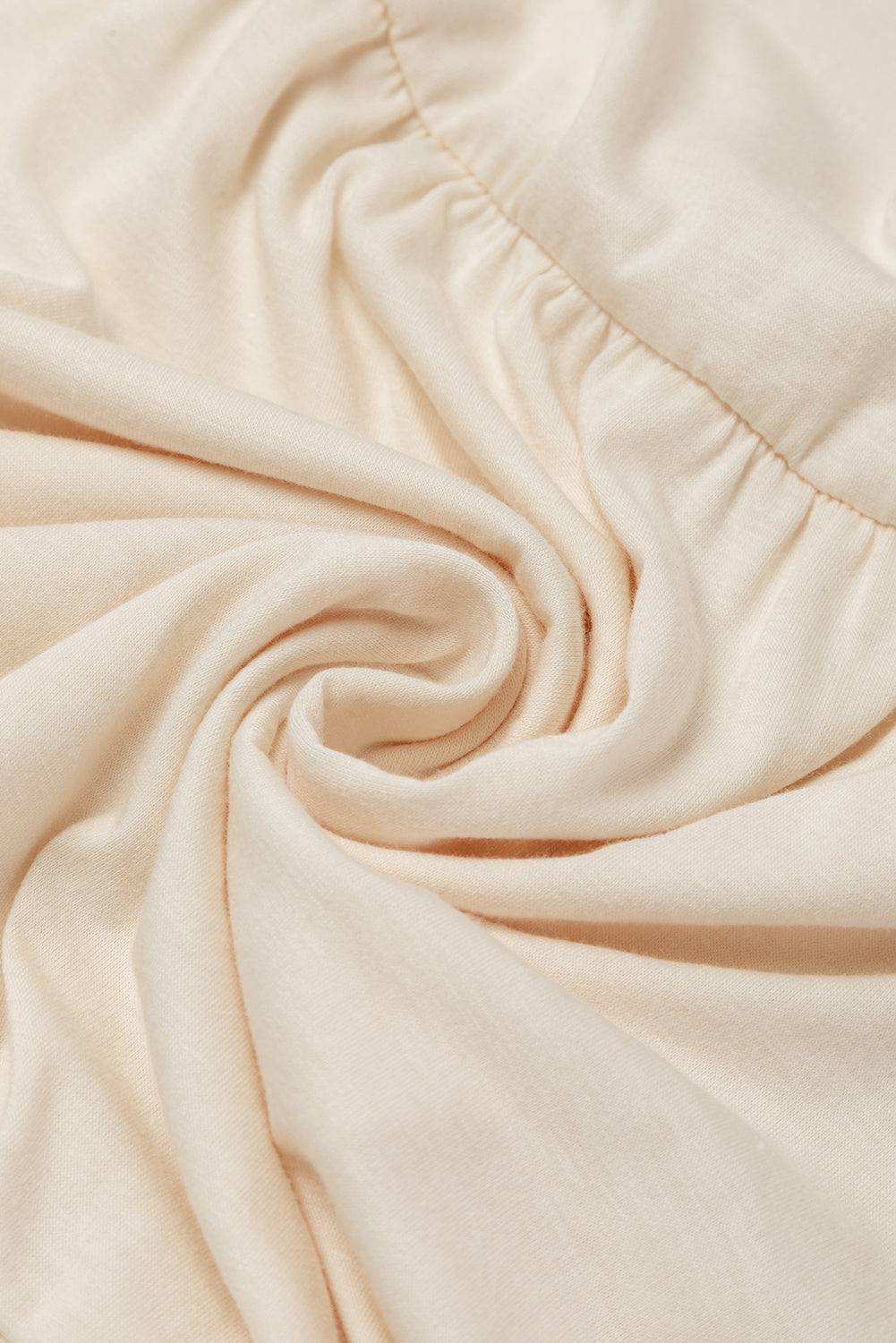 Robe trapèze beige ornée à manches bouffantes et à plusieurs niveaux
