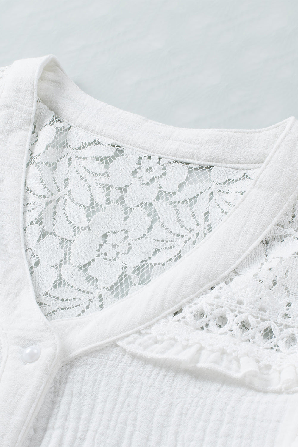 Weißes, ärmelloses Häkelhemd mit Blumenspitze und Struktur