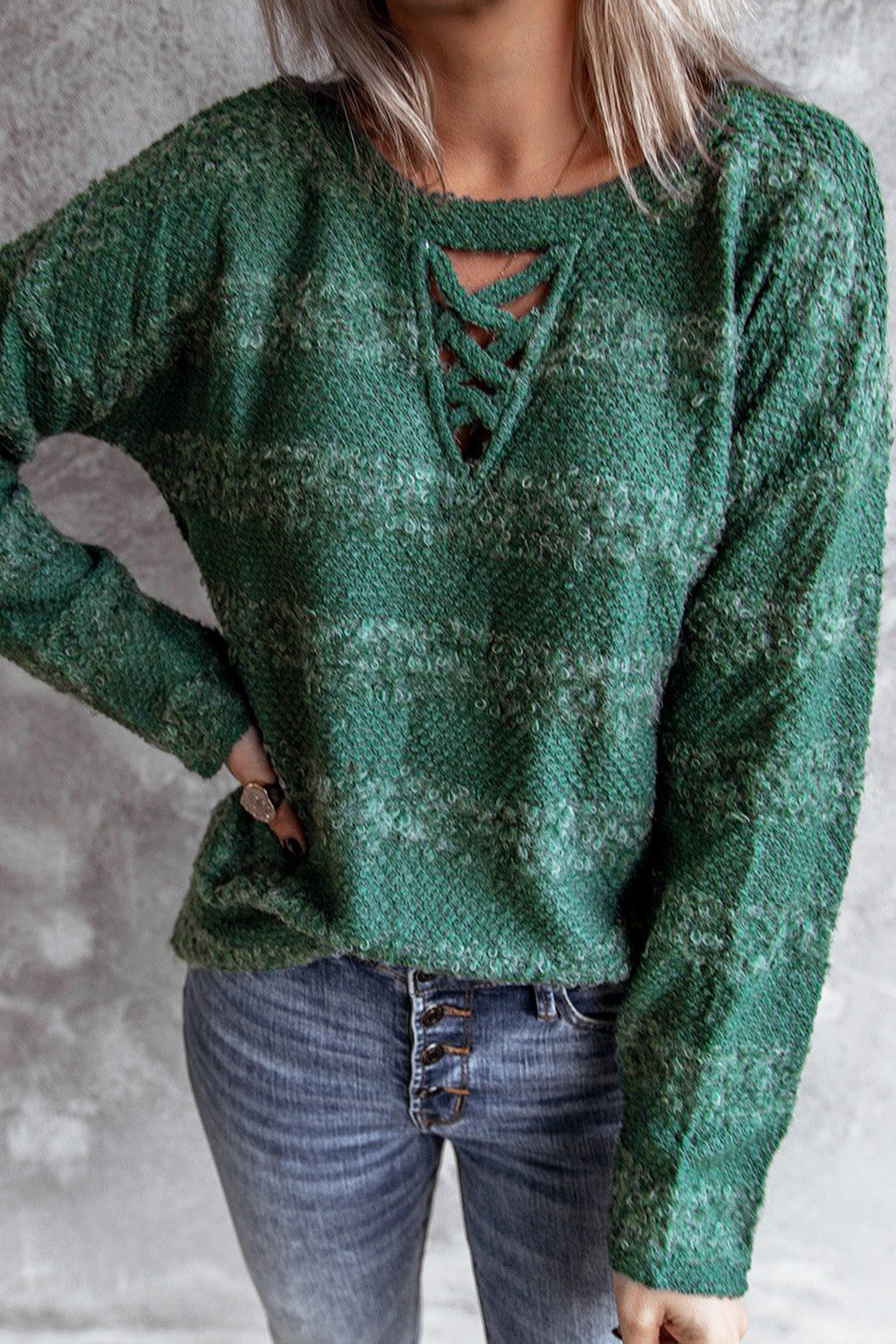 Maglione sfocato verde incrociato con buco della serratura