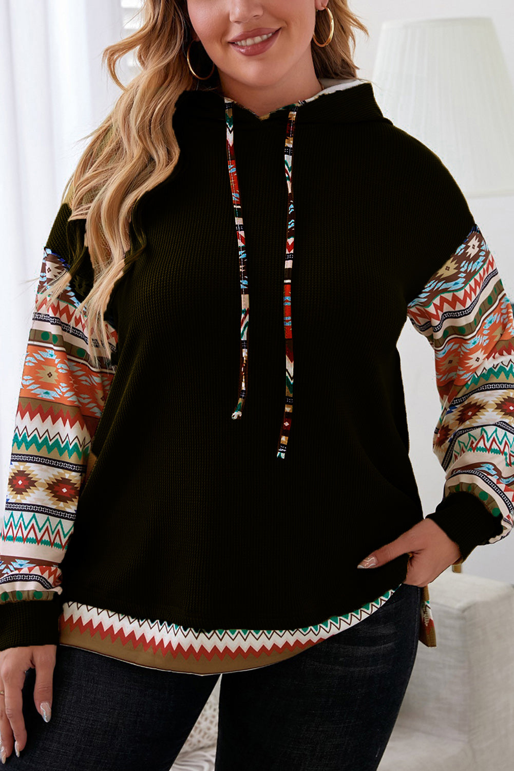 Crna Aztec patchwork majica s kapuljačom i vaflastim rukavima
