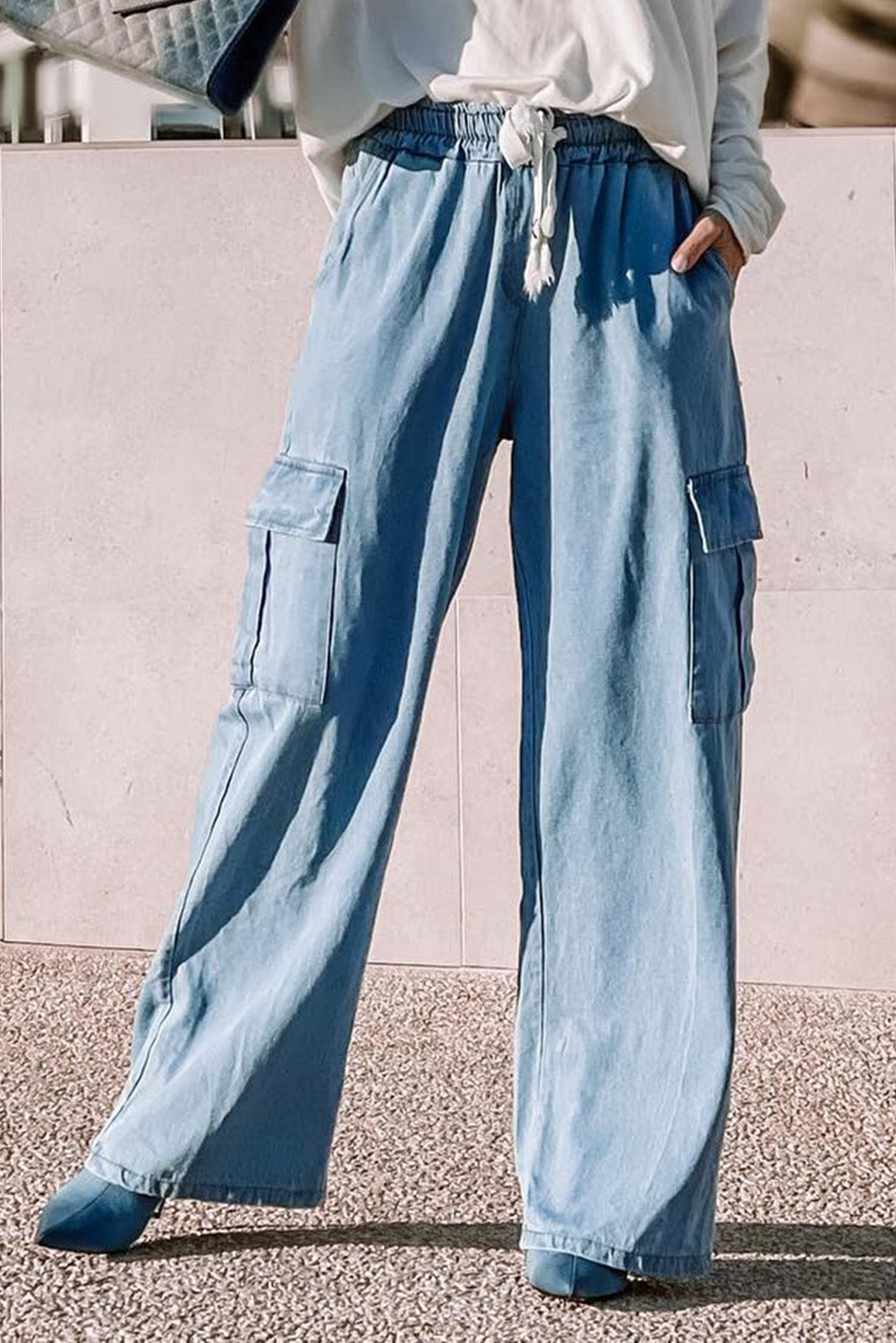 Himmelblaue Jeans mit hohem Bund und weitem Bein und Cargotasche und Kordelzug