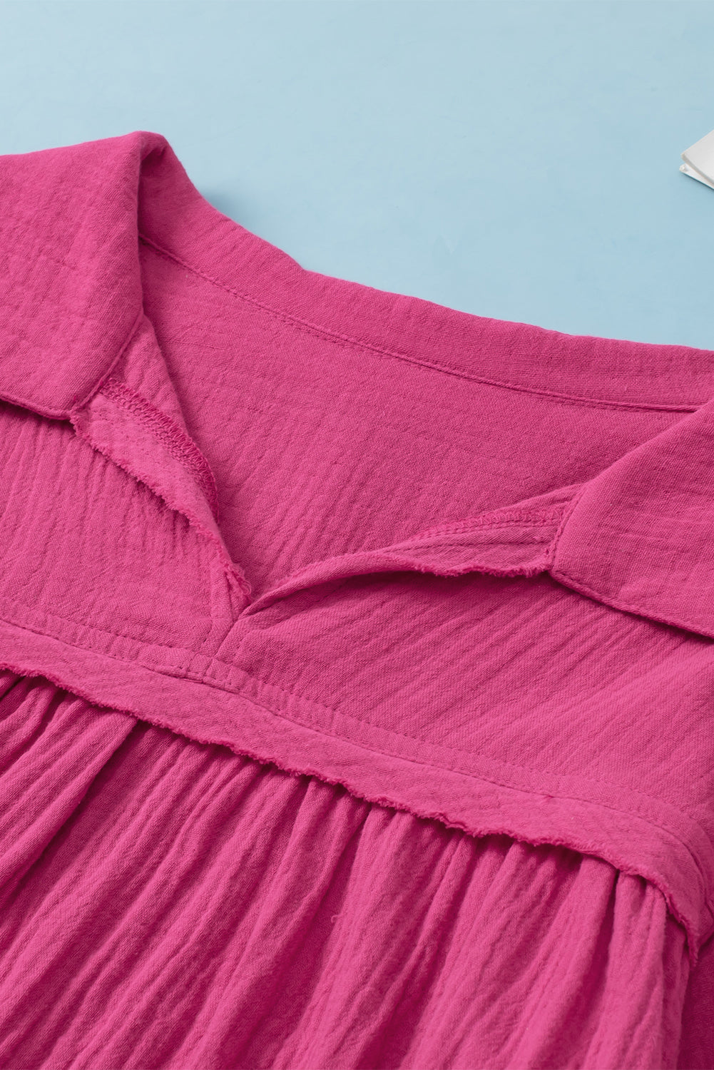 Lepršava bluza s ružičastim naboranim ovratnikom i V-izrezom s mjehurićima