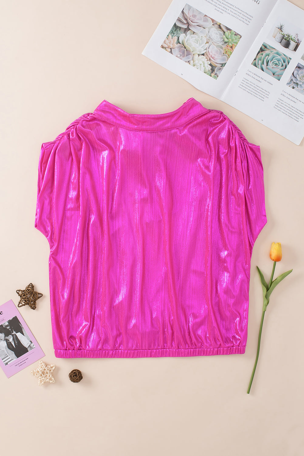 Svetlo roza bluza brez hrbta z naborkimi rokavi