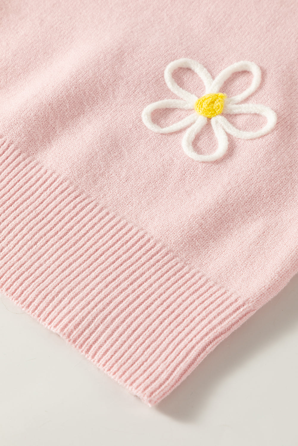 Pulover z okroglim izrezom in šivi iz roza ženiljske marjetice