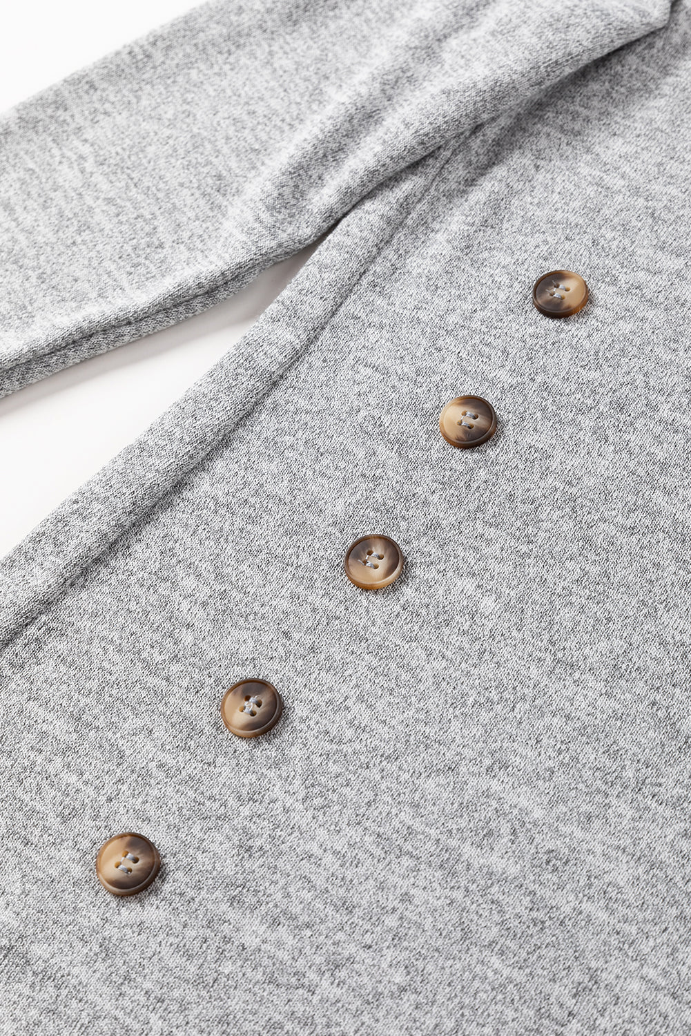 Haut en tricot gris à col rond et boutons latéraux