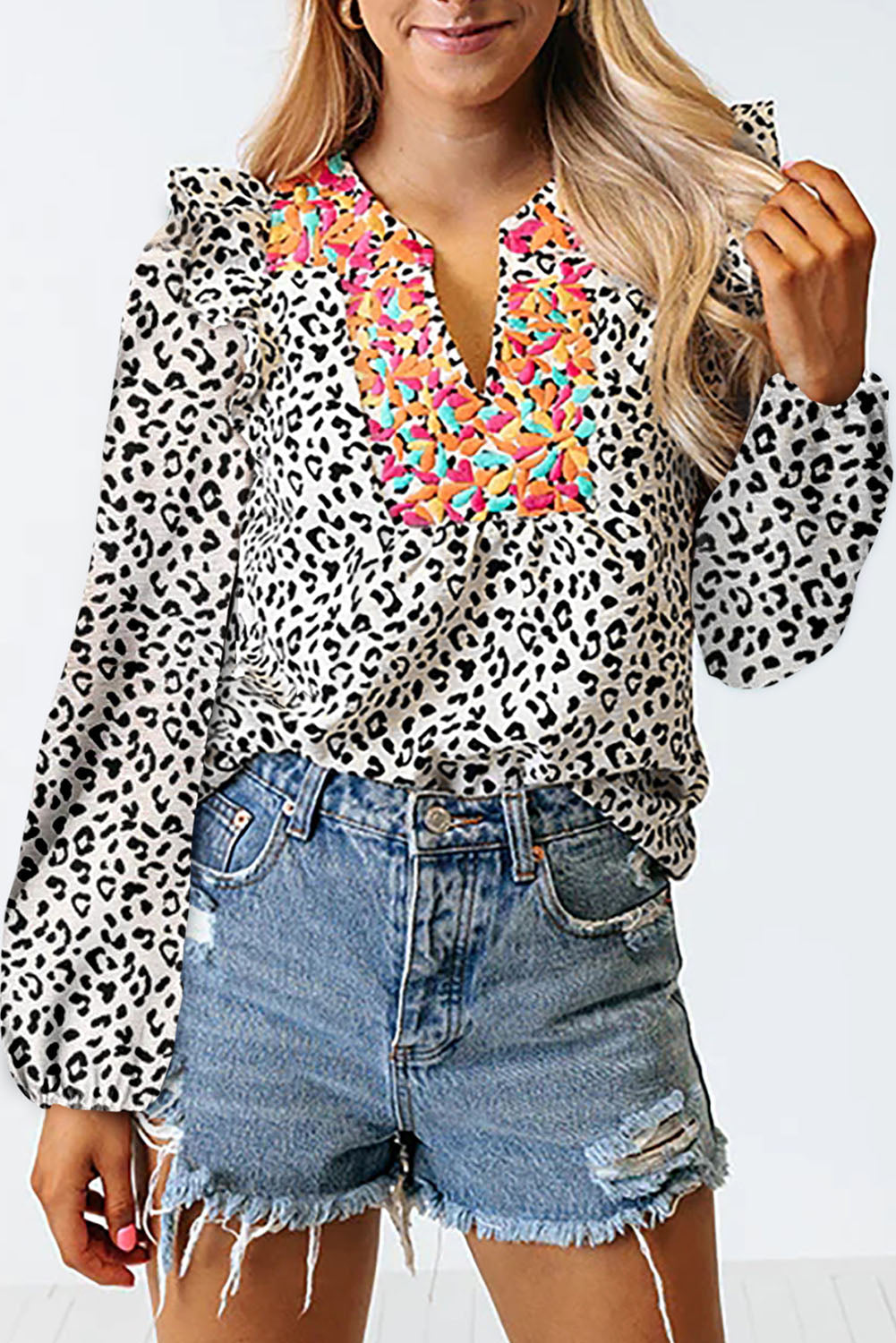 Crna bluza s naborima s V izrezom i cvjetnim uzorkom od leoparda