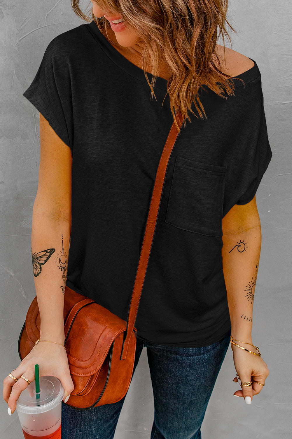 Schwarzes T-Shirt mit Taschen und Seitenschlitzen