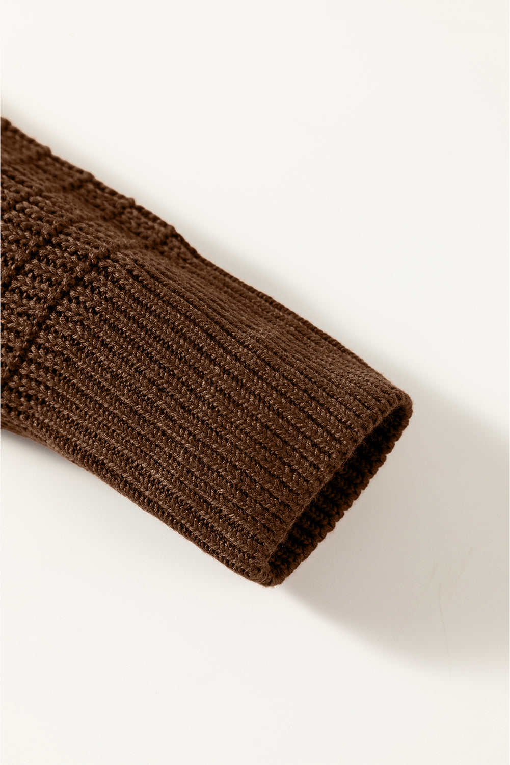 Pleten pulover s kvadratnim izrezom in mešano teksturo
