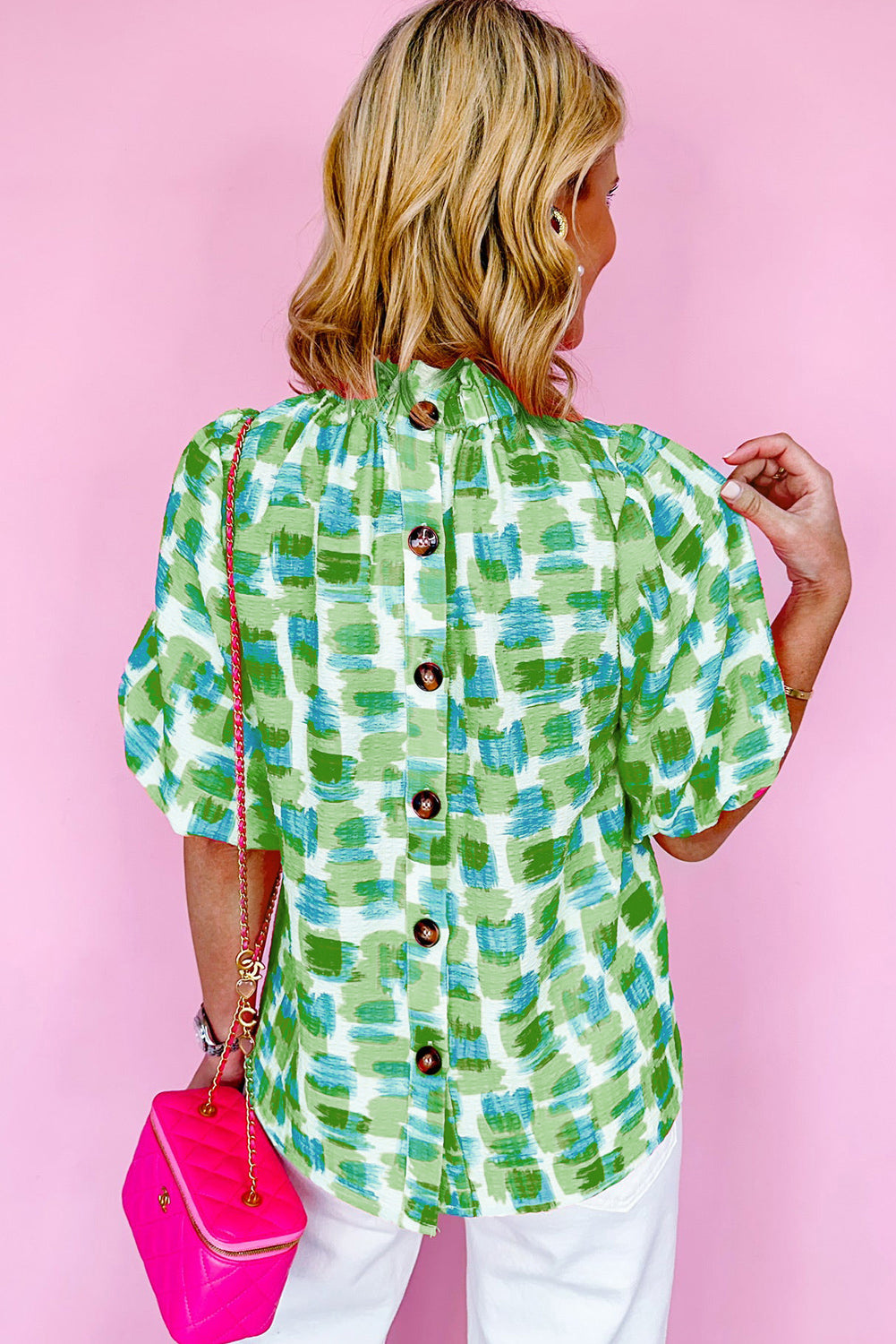 Grüne, hochgeschlossene Bluse mit abstraktem Print und geknöpfter Rückseite mit Rüschen