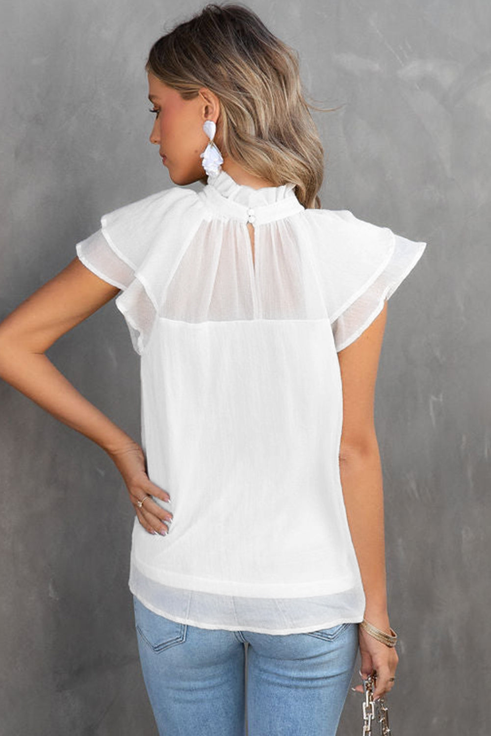 Weiße, transparente Bluse mit gespleißtem Stehkragen und Rüschenärmeln