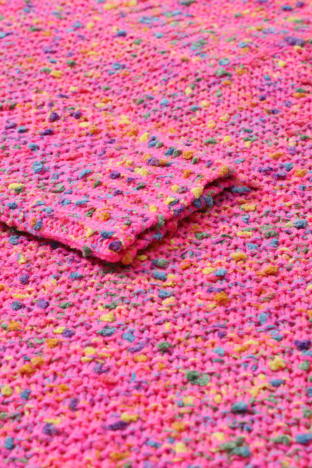 Pleteni ležerni pulover s V izrezom tamnoružičaste šarene mrlje