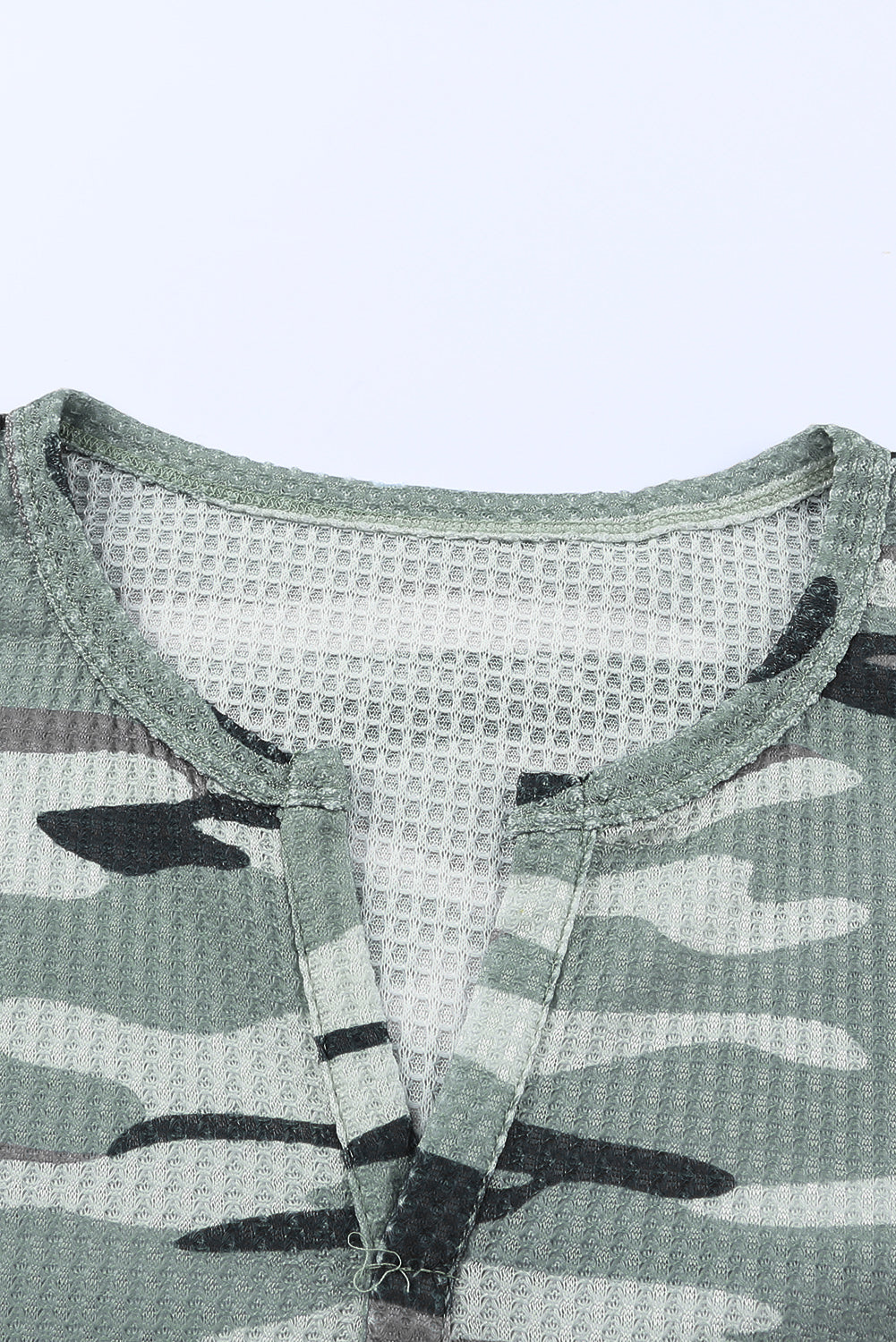 Zelena kamuflažna pletena majica z v-izrezom