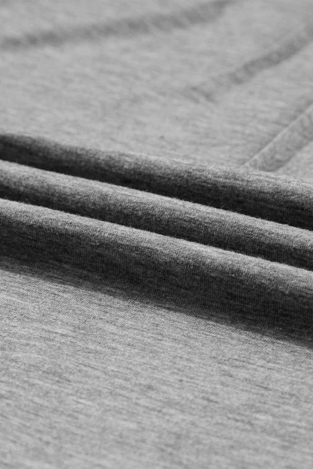 Pleten vrh s čipkastimi raglan rokavi v sivem kontrastu