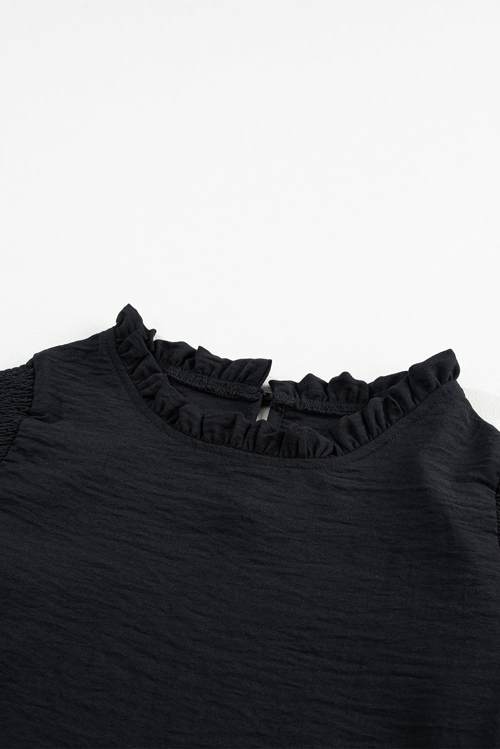 Schwarze Bluse mit Rüschenkragen, Rüschenbesatz und Blasenärmeln