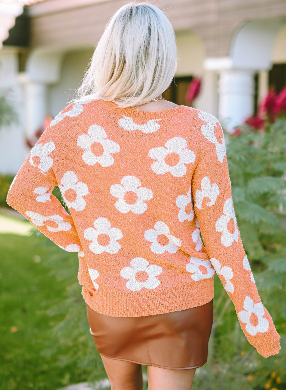 Maglione con spalle scoperte lavorato a maglia floreale sfocato arancione pompelmo