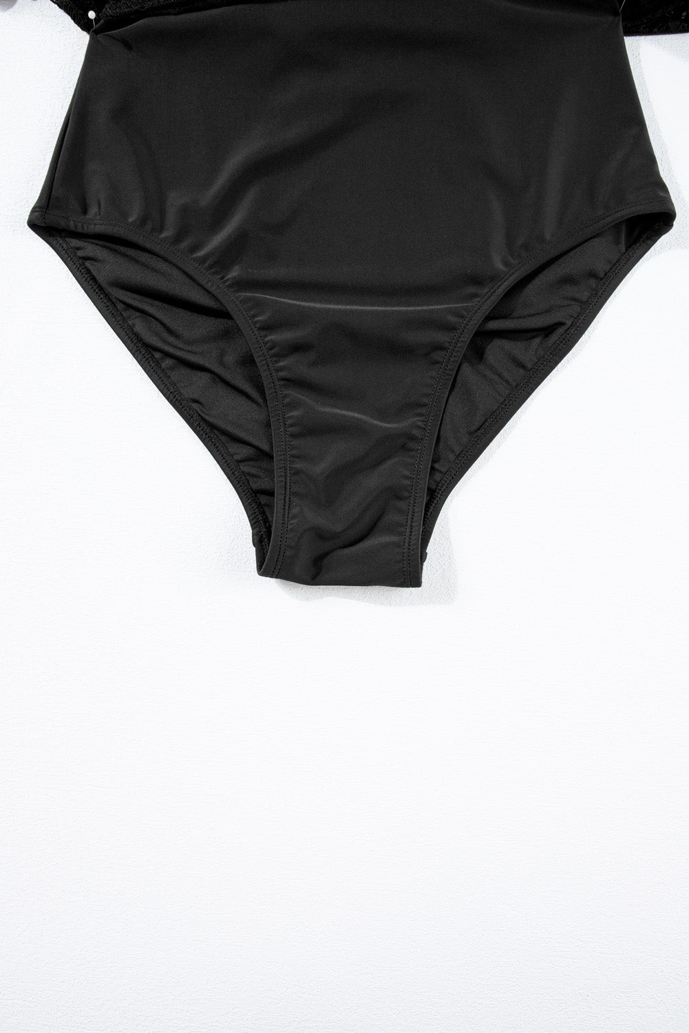 Kurzärmliger Monokini mit schwarzem Spitzen-Patchwork und Surplice-Ausschnitt