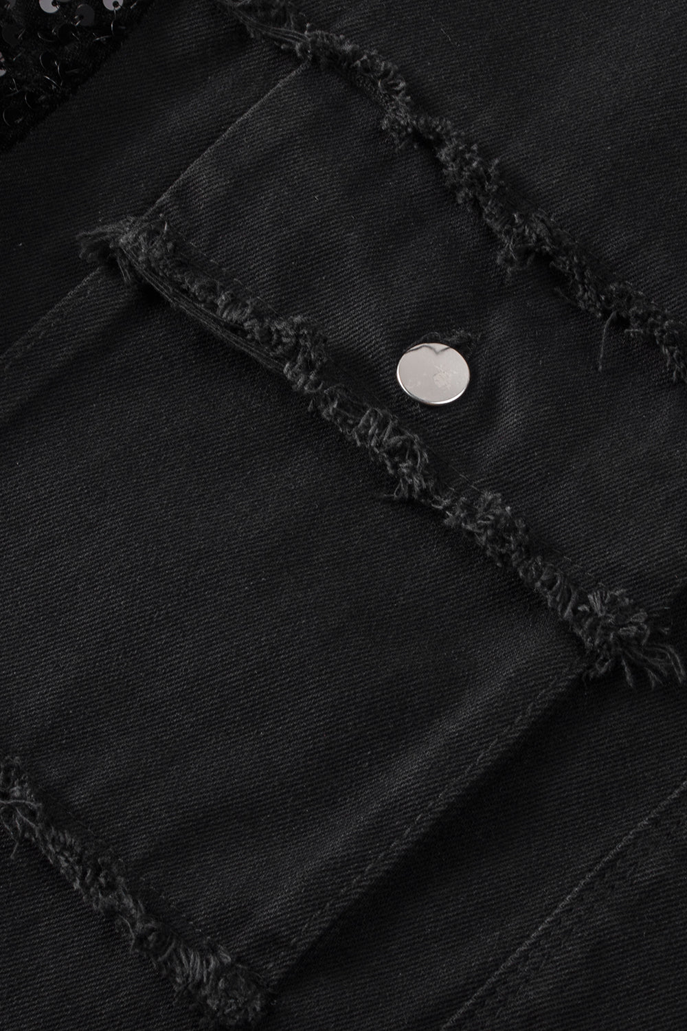 Veste en jean noire à manches pailletées et poches à ourlet brut