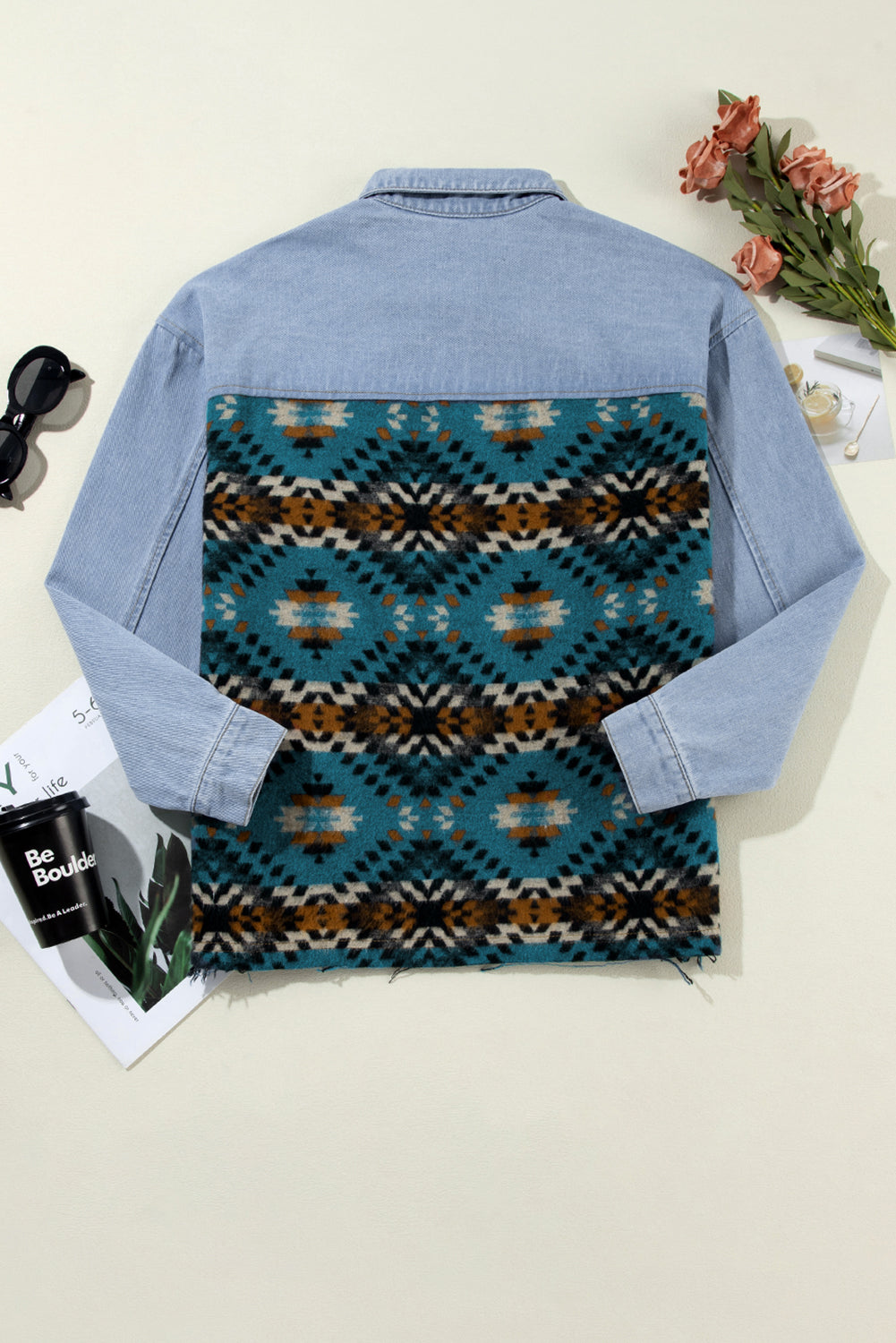 Blaue Jeansjacke mit Azteken-Print