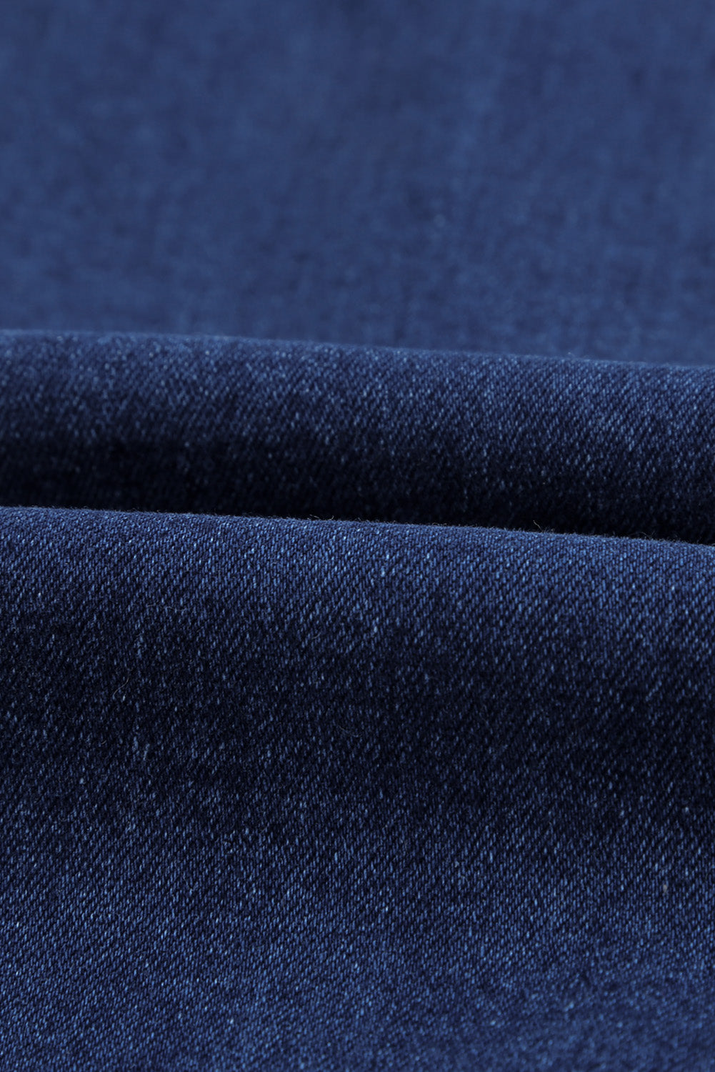 Modre strgane kavbojke z vrvico in luknjo v pasu