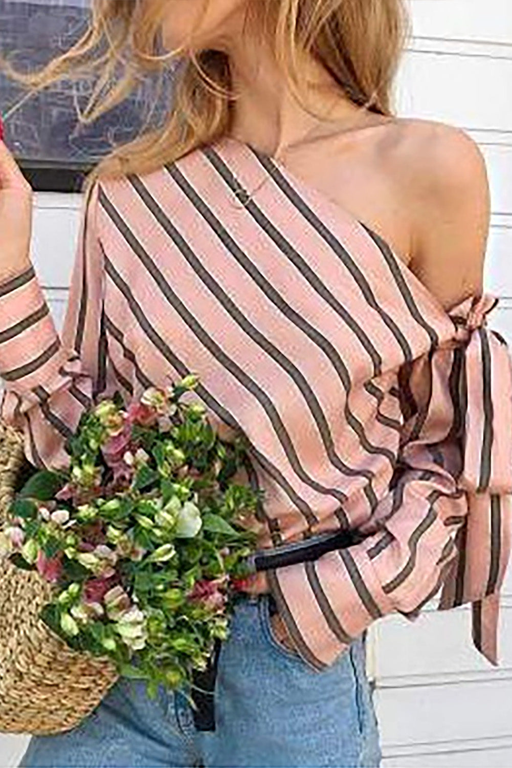 Ružičasta prugasta asimetrična bluza na vezanje na ramenima